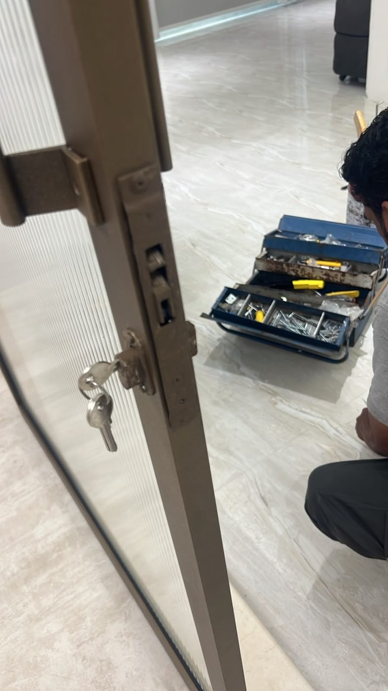 Lockable handle on a fluted-glass sliding door